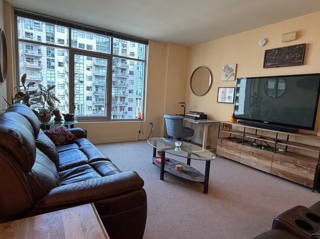 Photo - 425 W Beech St