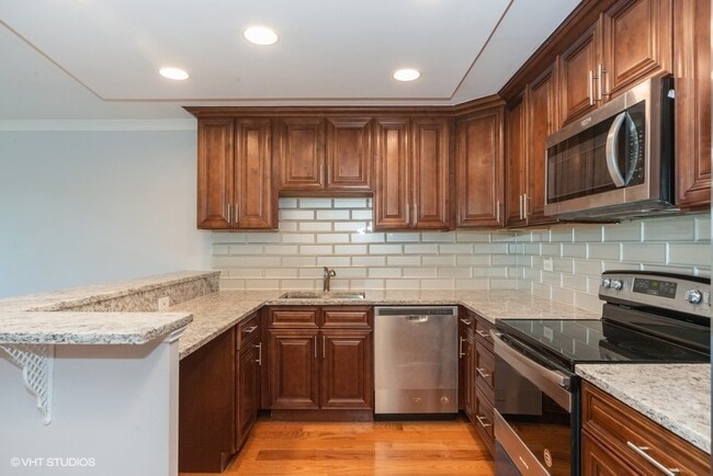 Building Photo - 16 E Old Willow Rd Unit 514 N