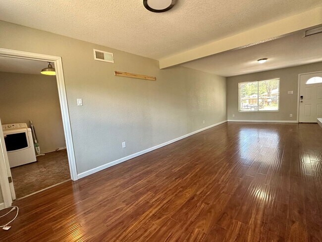 Photo - Huge Backyard!