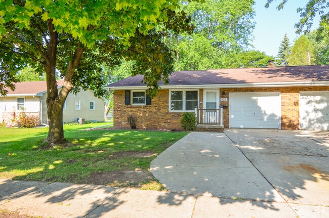 Building Photo - 825 Smits St Rental