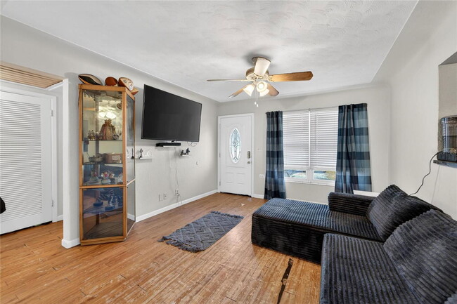 Photo - 5230 45th Ave N