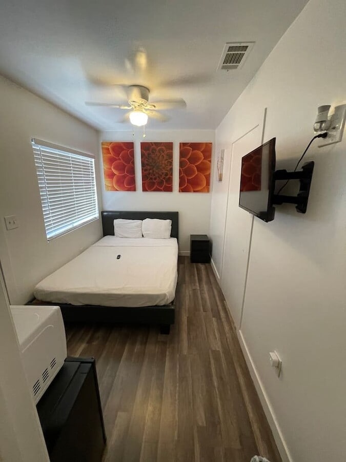 Photo - 2115 N Raymond Ave Unidad 2121 1/2 B