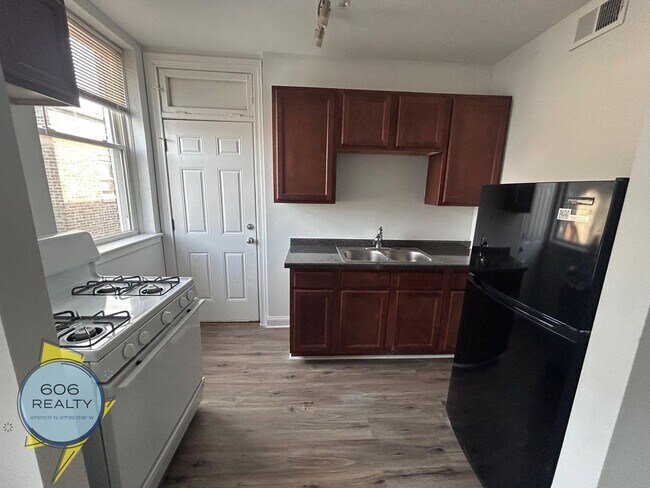 Building Photo - 2004 W Jarvis Ave