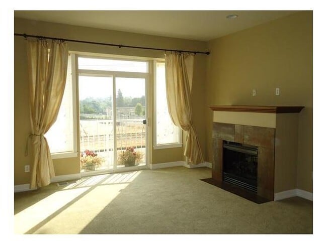 Photo - Town Home Tacoma 2bdr 2.5 bath w/ roof top deck & VIEW!!
