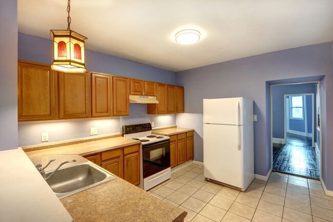 Photo - 4 Bedroom house---walk to Forsyth in 15 minutes