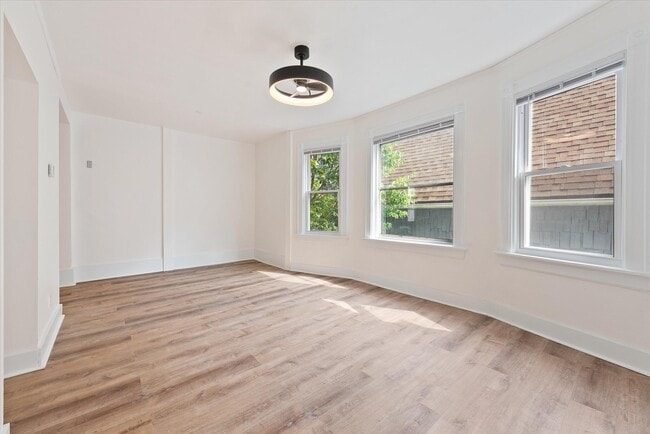 Building Photo - 2026 E Kenilworth Pl