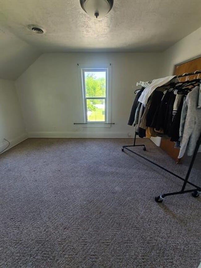 Building Photo - 1323 Shore Dr Unit 1323 1/2