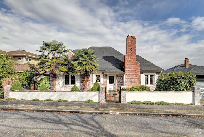 Building Photo - Beautiful Magnolia Home with a VIEW!