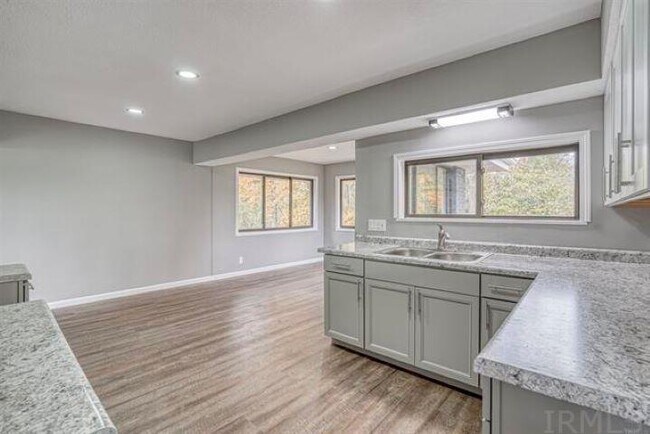 Photo - 1342 W Dupont Rd