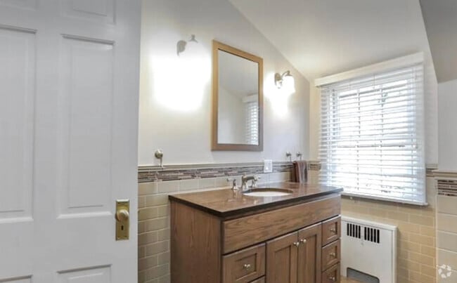 Building Photo - 70 Fernwood Rd Rental