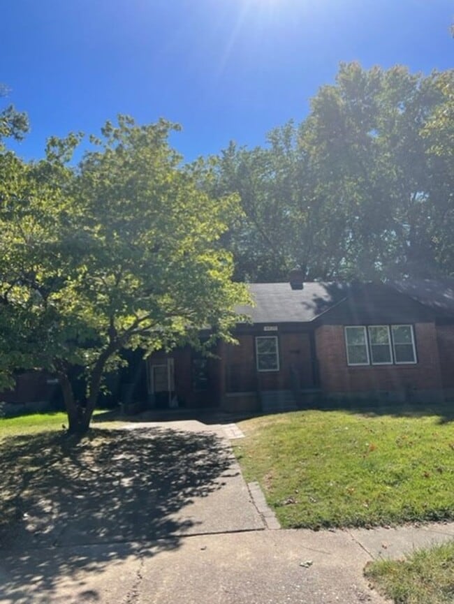 Building Photo - Spacious 3 bedroom 1 bath near Willow and Perkins