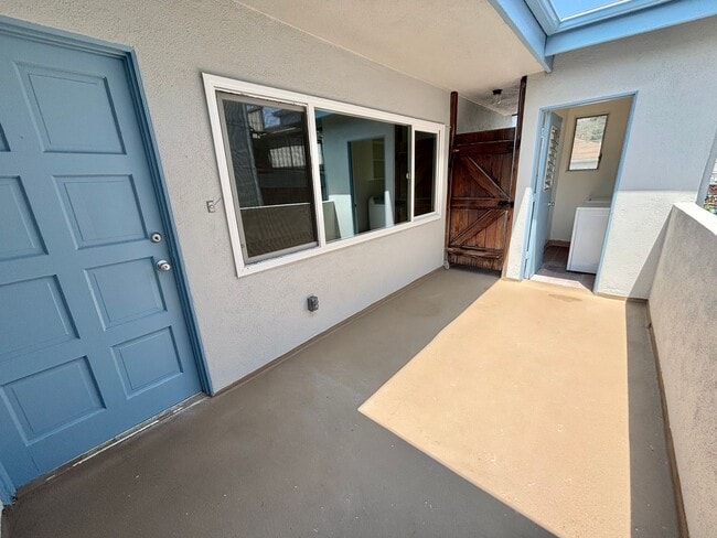 Photo - Spacious 2BD with Private Laundry Room, Garage Parking & Private Entrance Unidad 311 C