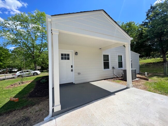 Photo - 907 Fairway Dr NW