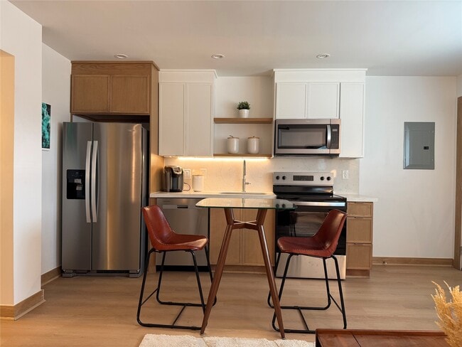 Building Photo - 1901 Richmond Ave. Unit 42