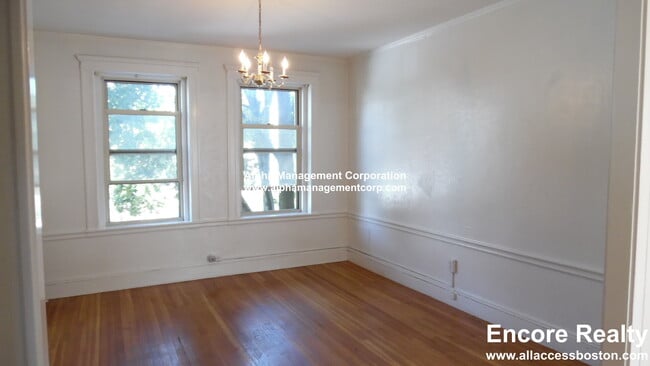 Building Photo - 90 Maple St Unit 4