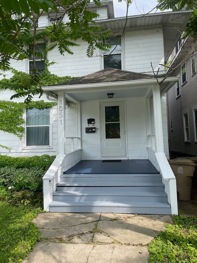 Building Photo - 1051 E Johnson St Unit 1