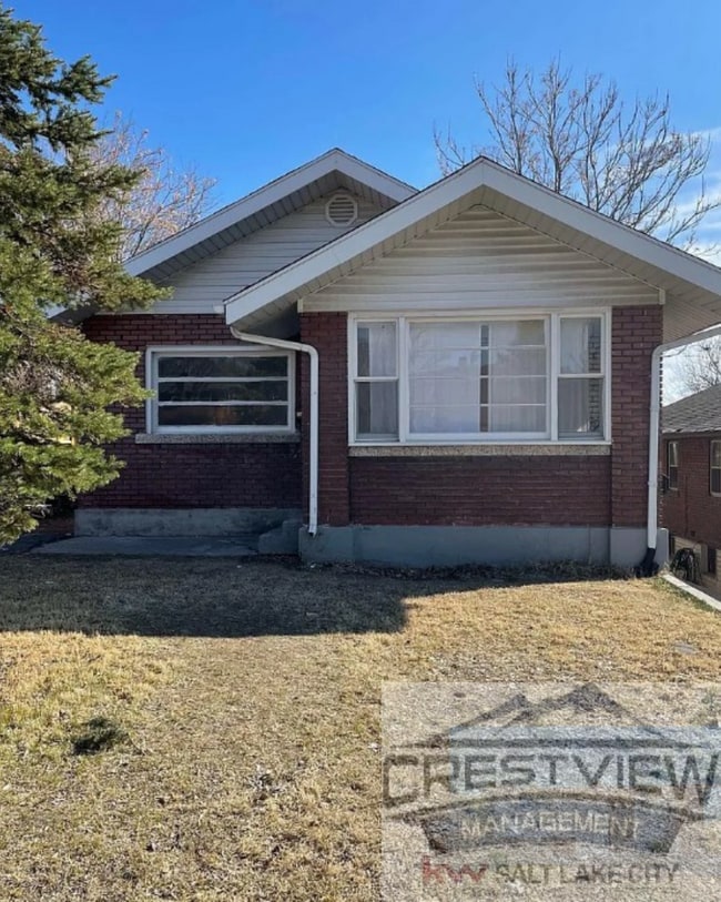 Building Photo - Deem Triplex Unit 1