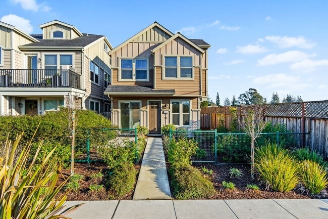 Building Photo - 2 bed 2.5 bath + Bonus Room Newer Construction Home Available Now!