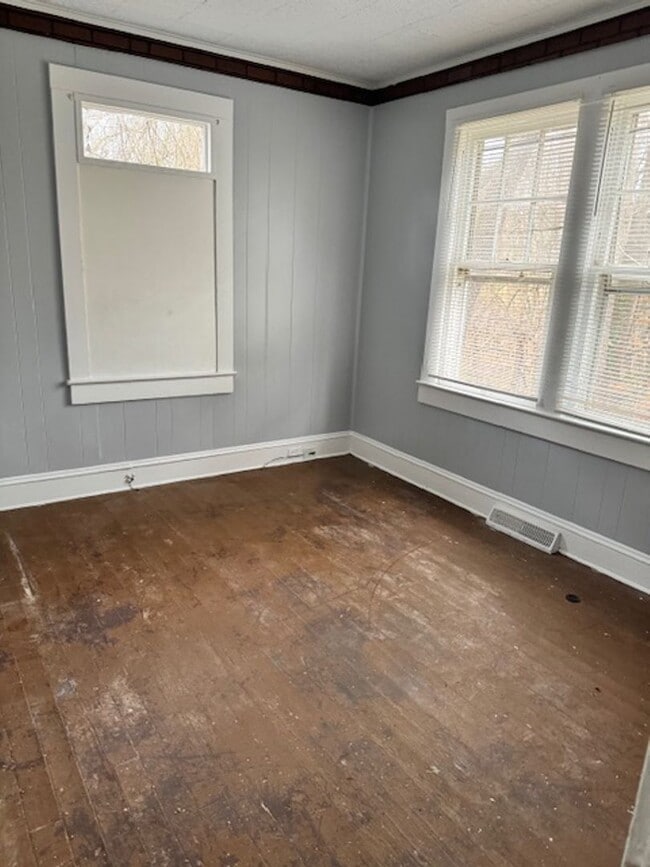 Photo - Discover the perfect blend of charm and convenience in this delightful 2-bedroom bungalow