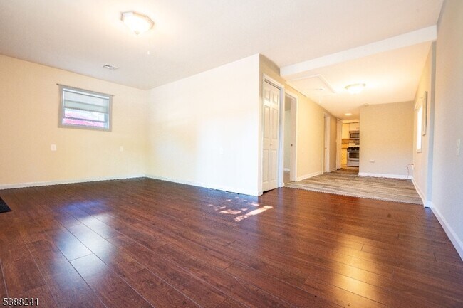 Photo - 354 Maxim Dr