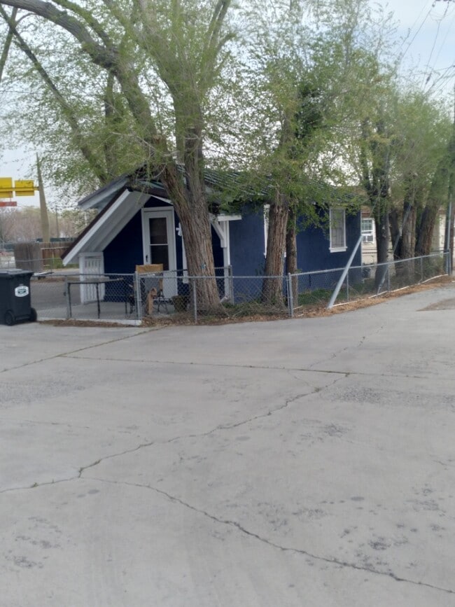 Mucho espacio para estacionar - 1380 Dartmouth Ave Unidad Small Home Lovelock Nv