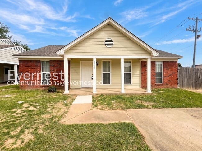 Building Photo - 3400 Laurelwood Dr