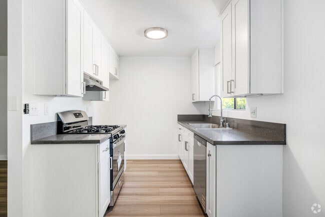1BD, 1BA - 647SF - Kitchen