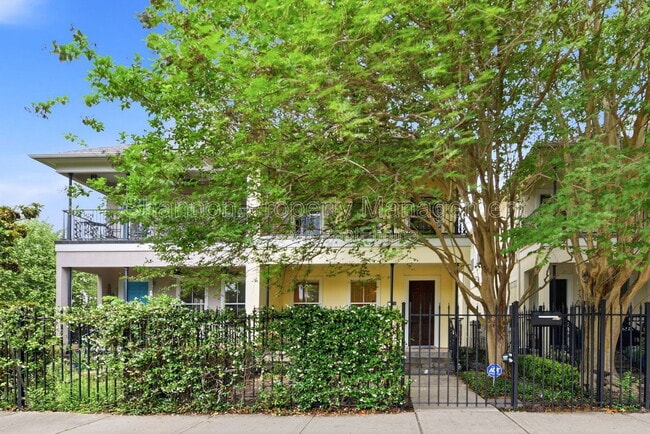 Photo - 4424 Blossom St