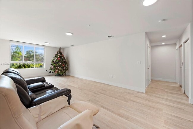 Photo - 2505 NE 193rd St