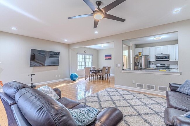 Photo - 305 Raymound Blvd