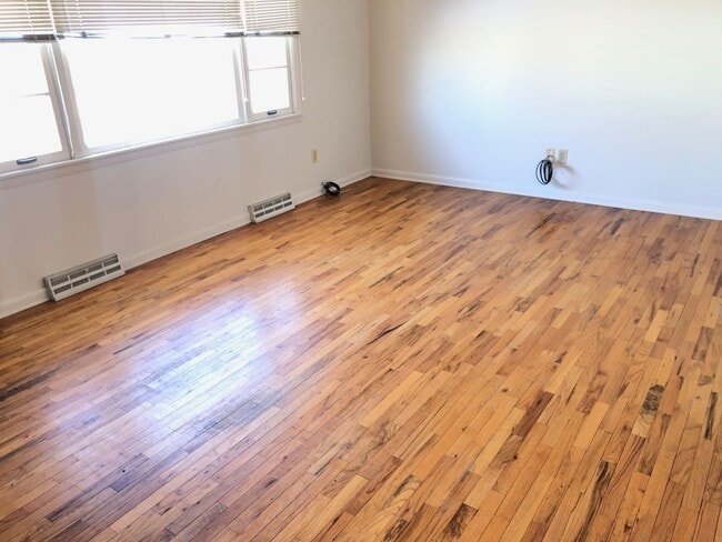 Photo - Extremely sharp, clean and roomy 2 BR Duplex in great location in Normal