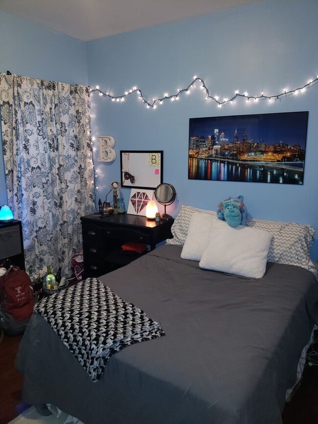 Building Photo - Newly Renovated Temple Apartment Unit 2