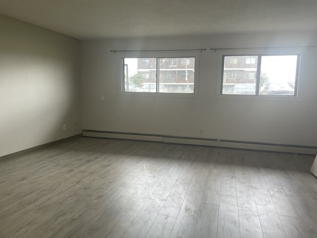 Photo - 10311-10396 96 Ave