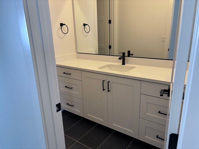 Photo - Beautiful 5 Bed 3.5 bath near Sunrise Valley Park In Washington.