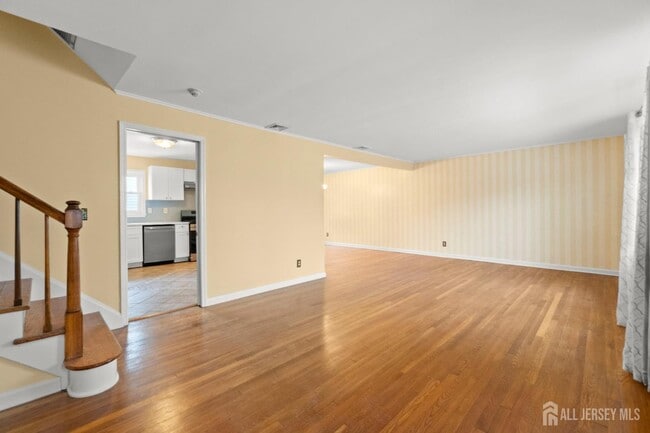 Photo - 762-762 Valley St