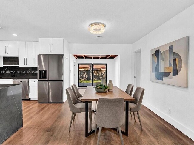 Photo - 3193 Taft St