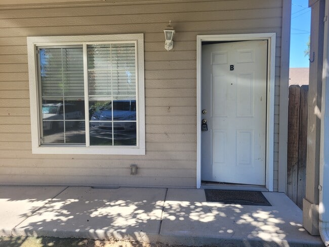 Building Photo - 1415 E Maple St Unit Side B