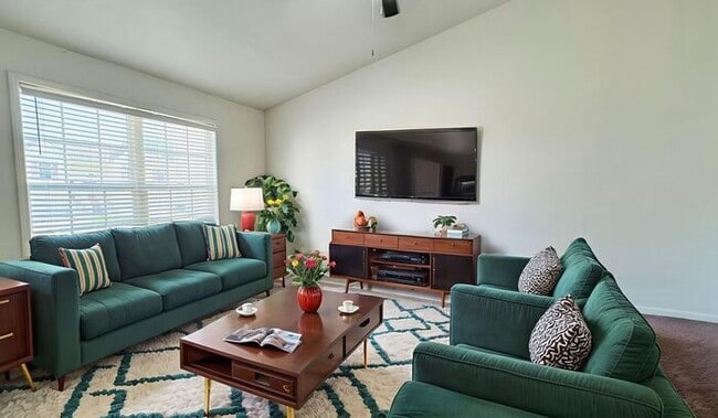 Building Photo - 3 bedroom Duplex with unique floor plan in... Rental