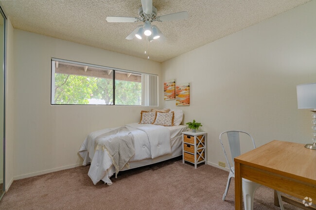 2BR, 2BA - 850 SF - Bedroom