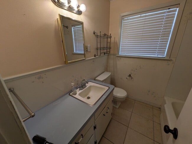 Photo - 660 Enfield Ln