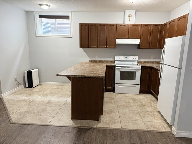 Cuisine et coin repas - 34 Mullin Dr Unité Downstairs