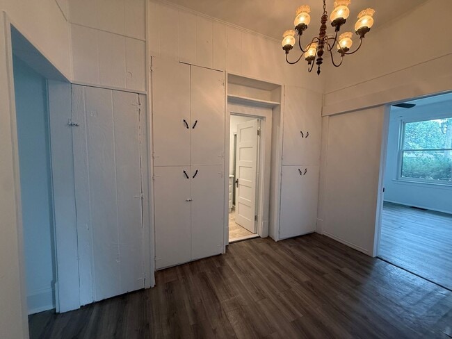 Photo - 1800 W Lee St
