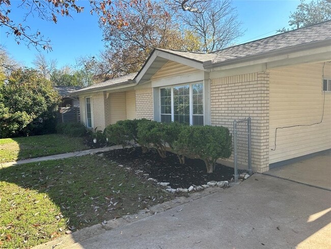 Photo - 5301 Ravensdale Ln