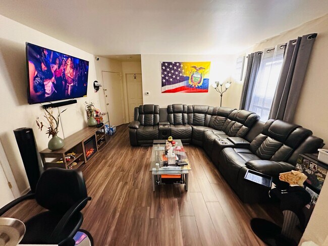 Living room - 374 Somerset St Unit 3