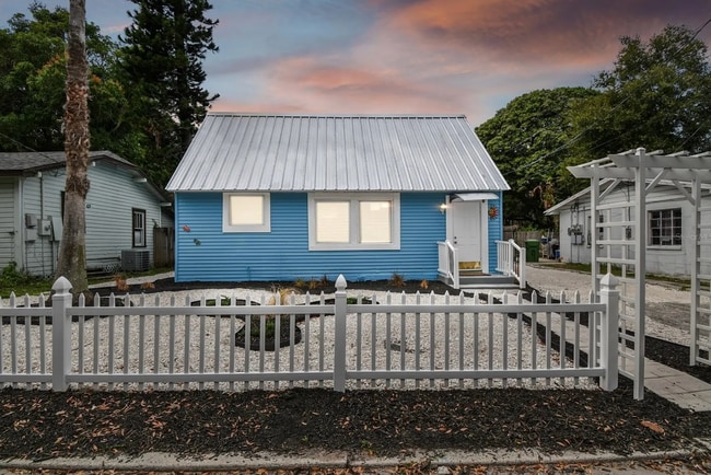 Photo - 1414 17th St W