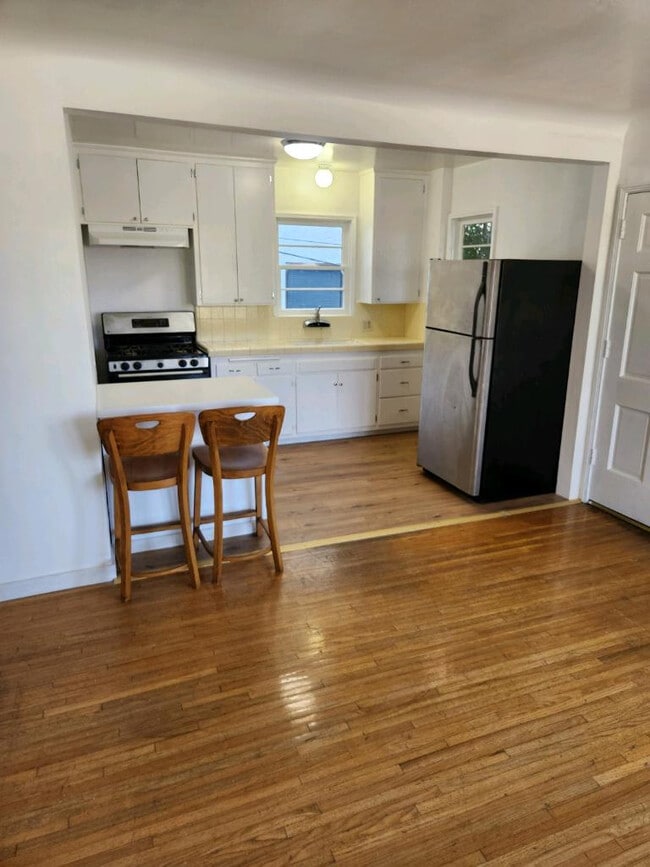 Building Photo - 1147 W 11th St Unit #1147