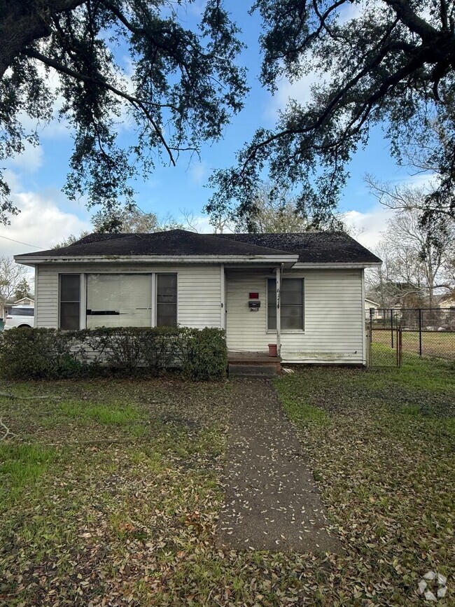 Building Photo - Adorable 3 Bedrooms / 1 Bathroom Home!