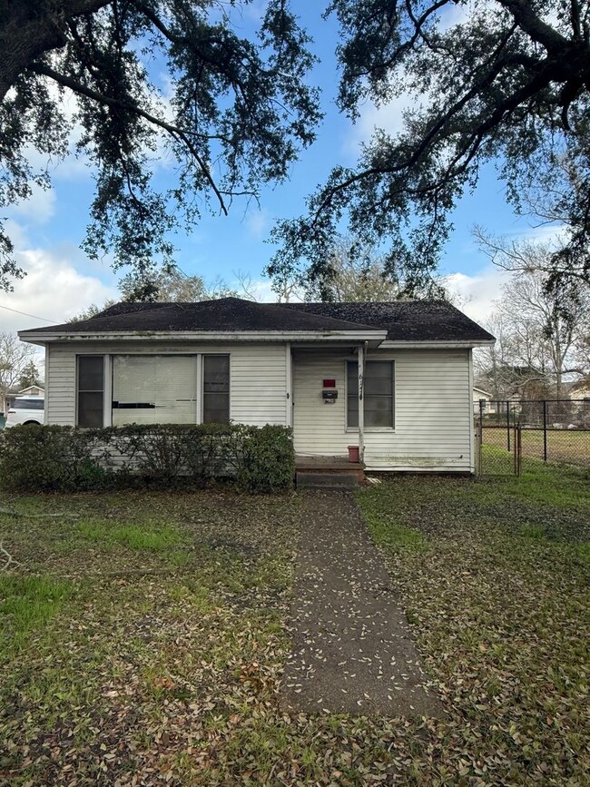 Adorable 3 Bedrooms / 1 Bathroom Home! - Adorable 3 Bedrooms / 1 Bathroom Home!