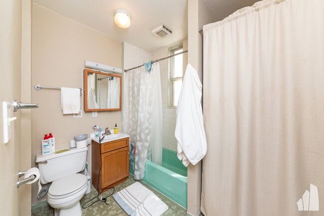Photo - 1421 W Fletcher St Unit 2R