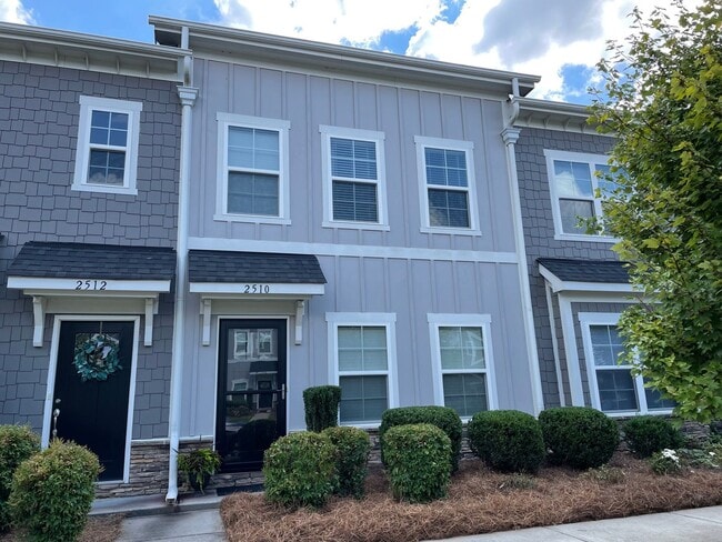 Building Photo - Three Bedroom Townhouse in Westport/Denver